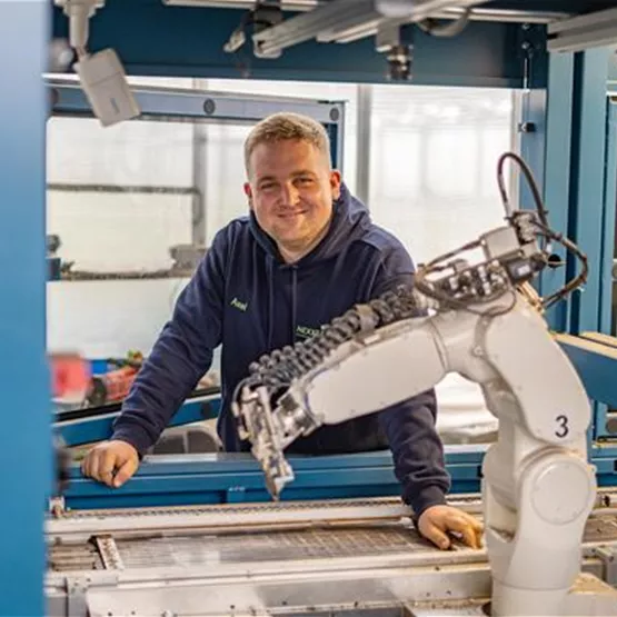 Axel Hemmje mit dem neuen Stecklingsroboter.jpg